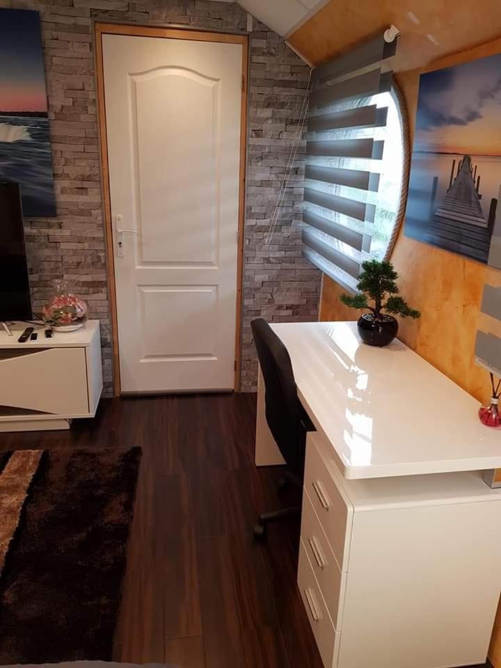 Peniche Morgane 2 Sas Les Betises Hotel Cambrai Kültér fotó
